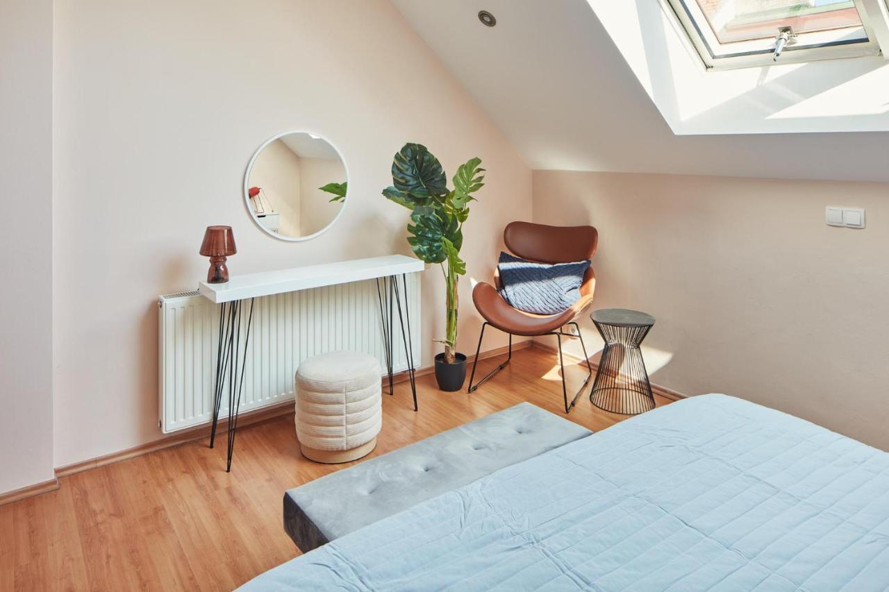 Spacious In Vrsovice By Days Prague