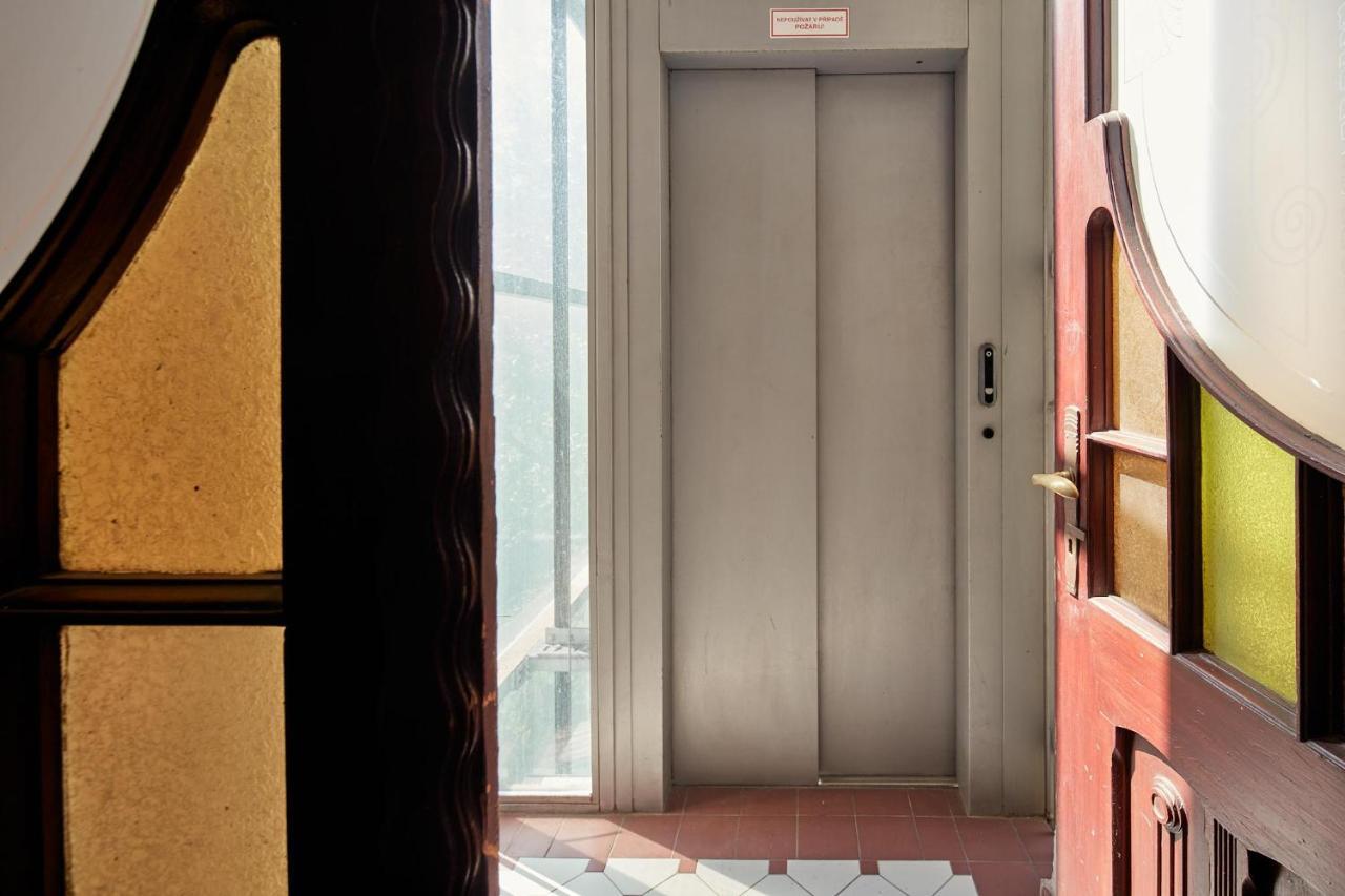 Spacious In Vrsovice By Days Prague